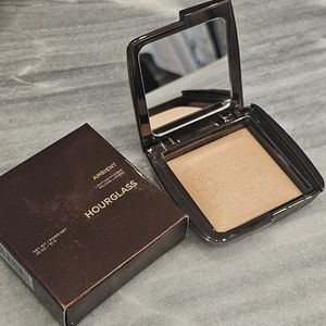 Hourglass Radiant Light Ambient Lighting Finishing Powder new